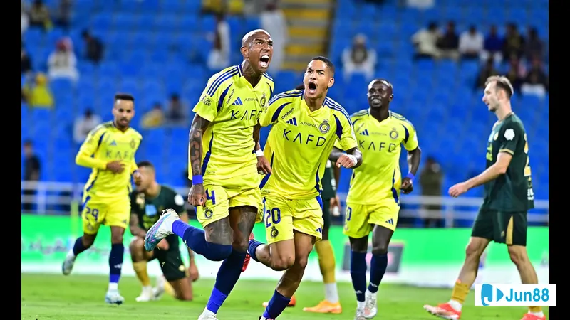 นักเตะ Al Nassr และ Al Kholood กำลังแข่งขันกันอย่างดุเดือดบนสนามหญ้า นักเตะ Al Nassr และ Al Kholood กำลังแข่งขันกันอย่างดุเดือดบนสนามหญ้า