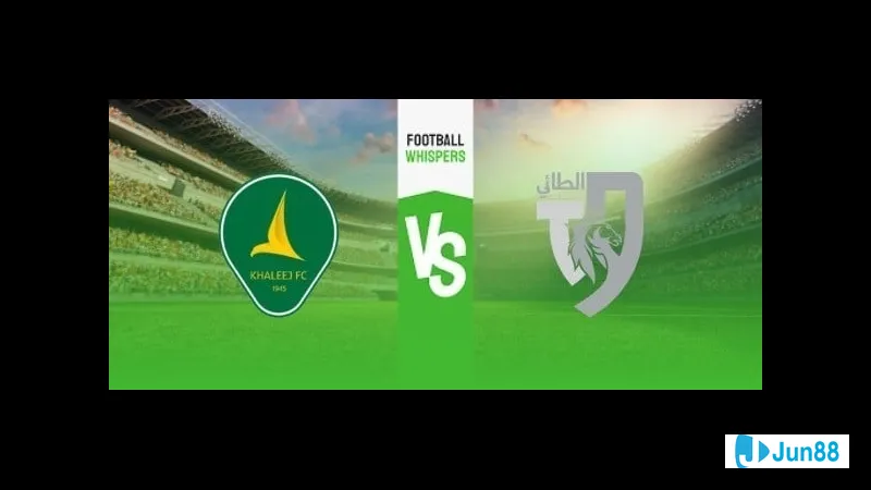 Al Taee และ Al Khaleej ผู้เล่นแข่งขันบอลบนสนามหญ้า Al Taee และ Al Khaleej ผู้เล่นแข่งขันบอลบนสนามหญ้า