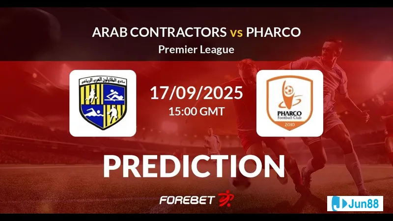 Ảnh cầu thủ Arab Contractors và Pharco tranh chấp bóng trên sân cỏ