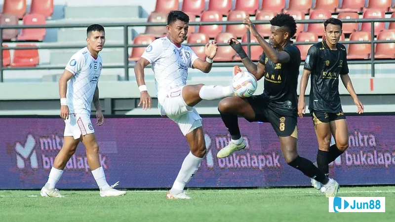 "ภาพถ่ายการเล่นในแมตช์ "Arema FC" กับ "Dewa United" "ภาพถ่ายการเล่นในแมตช์ "Arema FC" กับ "Dewa United"