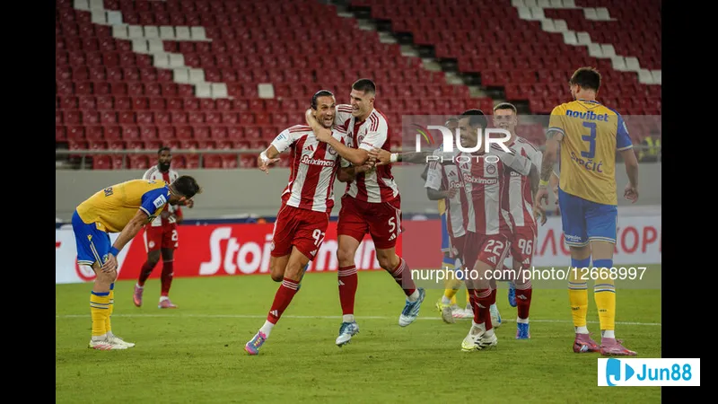 Hành độngในแมตช์ระหว่าง Asteras Tripolis และ Olympiacos Hành độngในแมตช์ระหว่าง Asteras Tripolis และ Olympiacos