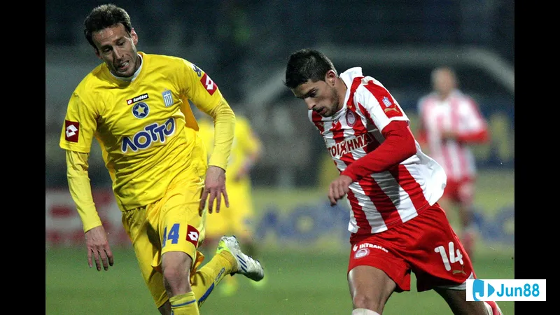 นักเตะ Asteras Tripolis และ Olympiacos แย่งบอลบนสนามหญ้า นักเตะ Asteras Tripolis และ Olympiacos แย่งบอลบนสนามหญ้า