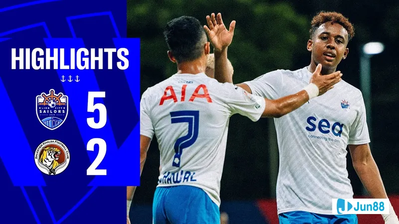 นักเตะ Balestier Khalsa และ Lion City แย่งบอลกันบนสนาม