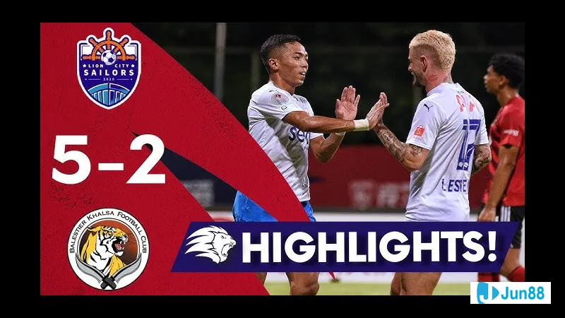 นักเตะ Balestier Khalsa และ Lion City แย่งบอลบนสนามหญ้า