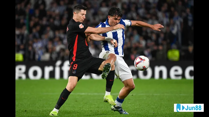 นักเตะบาร์ซ่าทุ่มเทอย่างเต็มที่เพื่อเอาชนะกองหลังเรอัลโซเซียดาดในเกมที่เข้มข้น นักเตะบาร์ซ่าทุ่มเทอย่างเต็มที่เพื่อเอาชนะกองหลังเรอัลโซเซียดาดในเกมที่เข้มข้น