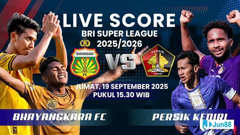 นักเตะ Bhayangkara และ Persik Kediri ชิงลูกบอลบนสนามหญ้า นักเตะ Bhayangkara และ Persik Kediri ชิงลูกบอลบนสนามหญ้า