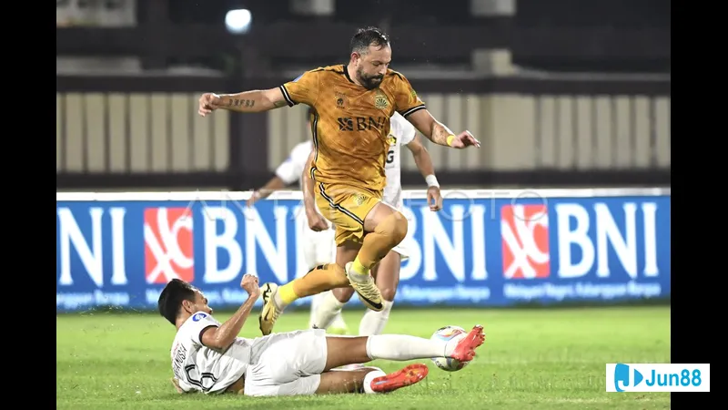 Hành độngบนสนามของทีม Bhayangkara และ Persik Kediri ในการแข่งขันที่เข้มข้น Hành độngบนสนามของทีม Bhayangkara และ Persik Kediri ในการแข่งขันที่เข้มข้น