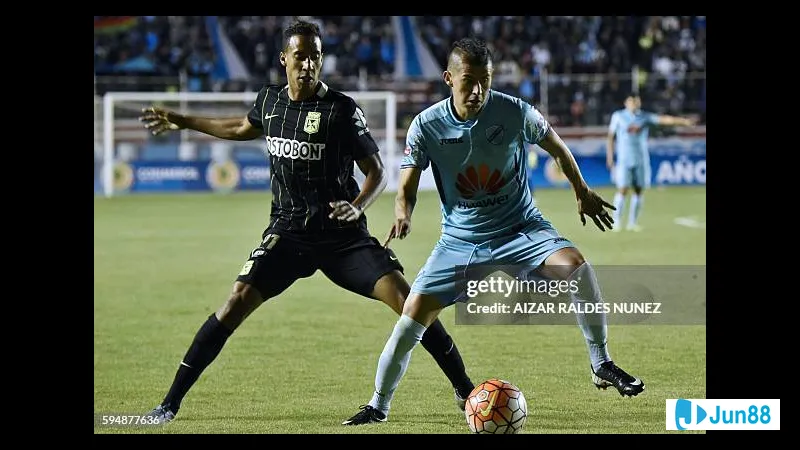 Hai đội bóng Bolivar và Atletico tận hưởng không khí căng thẳng của trận đấu quyết định. Hai đội bóng Bolivar và Atletico tận hưởng không khí căng thẳng của trận đấu quyết định.