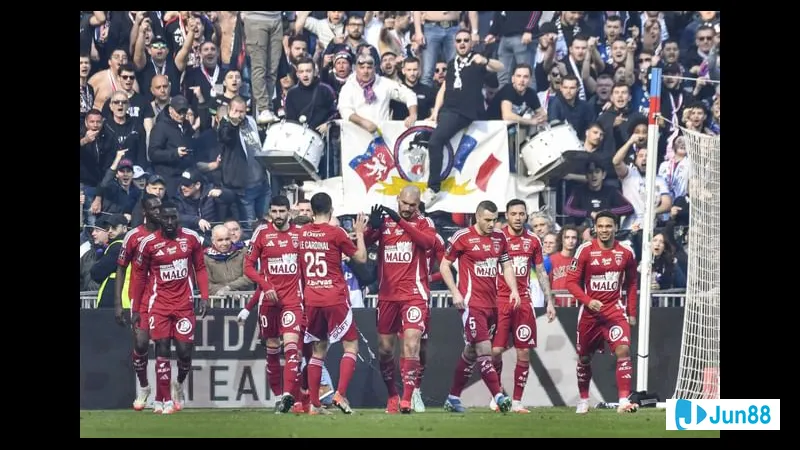 ภาพการกระทำในเกมระหว่าง Brest และ Paris FC ภาพการกระทำในเกมระหว่าง Brest และ Paris FC