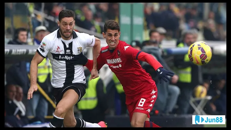 รูปภาพการแข่งขันระหว่าง Cagliari และ Parma, นักเตะกำลังแย่งบอลบนสนามหญ้า รูปภาพการแข่งขันระหว่าง Cagliari และ Parma, นักเตะกำลังแย่งบอลบนสนามหญ้า
