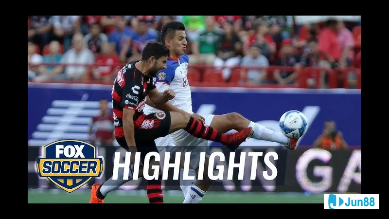 นักเตะของ Club Tijuana กำลังพยายามบล็อกการยิงของนักเตะของ Cruz Azul นักเตะของ Club Tijuana กำลังพยายามบล็อกการยิงของนักเตะของ Cruz Azul