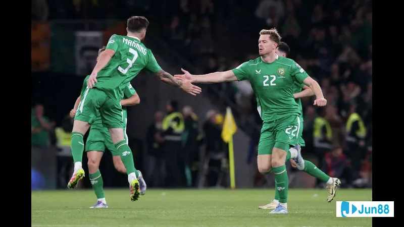 Bức ảnh Duzcespor vs Pendikspor กับนักเตะที่ส่งบอลอย่างชาญฉลาด