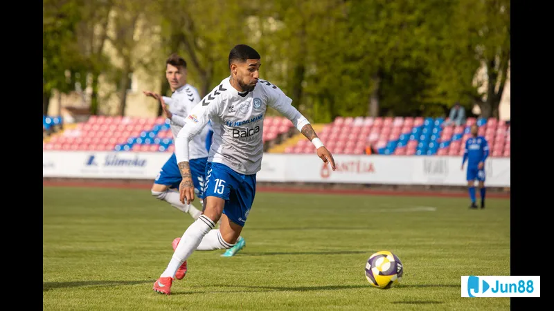 Trận đấu giữa Dziugas Telsiai và Hegelmann, cầu thủ tấn công đầy quyết tâm trước khung thành đối phương. Trận đấu giữa Dziugas Telsiai và Hegelmann, cầu thủ tấn công đầy quyết tâm trước khung…