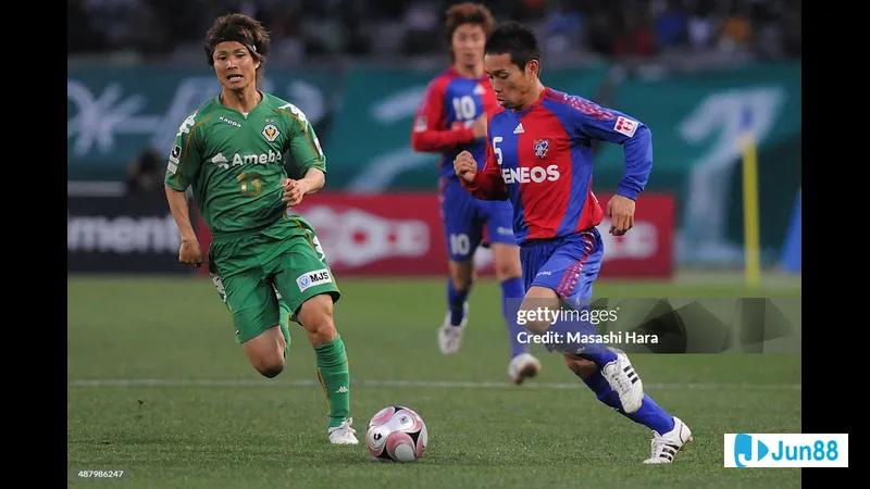 สองทีม FC Tokyo และ Verdy กำลังต่อสู้กันบนสนามหญ้า สองทีม FC Tokyo และ Verdy กำลังต่อสู้กันบนสนามหญ้า