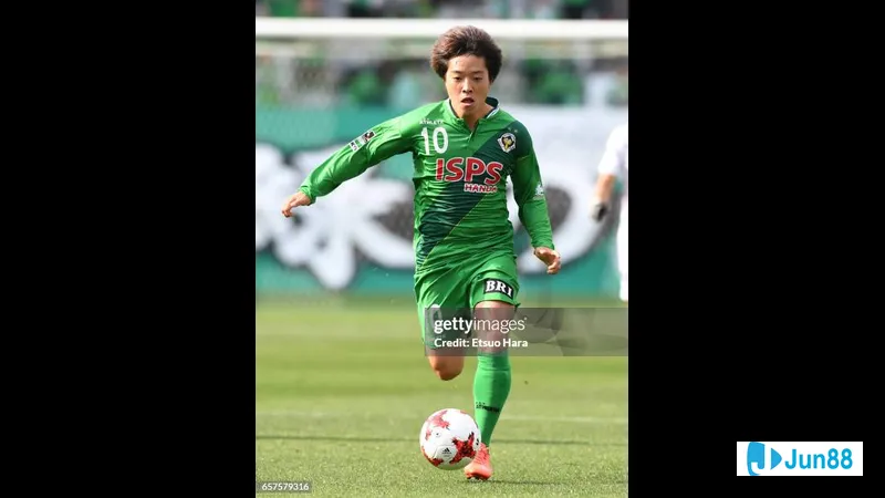 ภาพการกระทำในเกมระหว่าง FC Tokyo และ Verdy ภาพการกระทำในเกมระหว่าง FC Tokyo และ Verdy