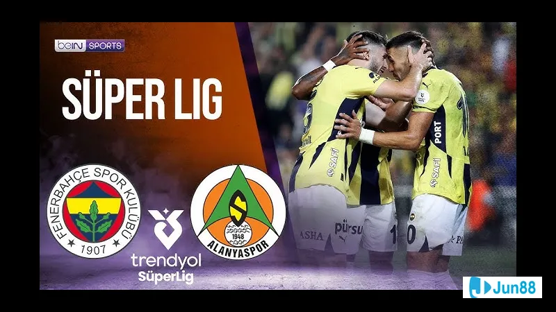 Cầu thủ Fenerbahce với cú sút mạnh vào khung thành Alanyaspor