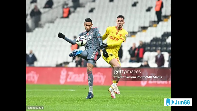 ภาพการต่อสู้ของการแข่งขัน Goztepe กับ Besiktas ภาพการต่อสู้ของการแข่งขัน Goztepe กับ Besiktas