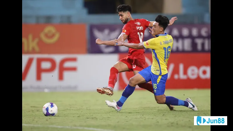 ฮานอยและผู้เล่น Viettel ในการต่อสู้ที่ดุเดือดเพื่อแย่งบอล ฮานอยและผู้เล่น Viettel ในการต่อสู้ที่ดุเดือดเพื่อแย่งบอล