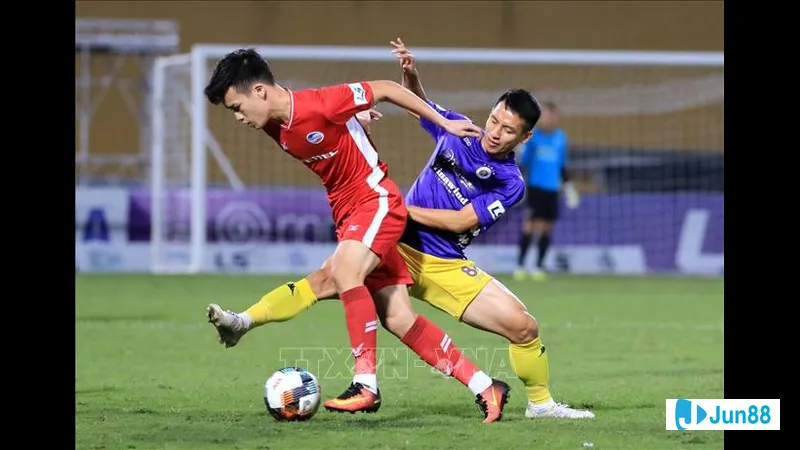 ฮานอยและ Viettel แข่งขันกันอย่างดุเดือดบนสนามหญ้า ฮานอยและ Viettel แข่งขันกันอย่างดุเดือดบนสนามหญ้า