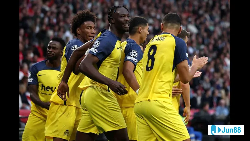 นักเตะ Kairat Almaty และ Zhenis แย่งบอลกันในเกมที่เข้มข้น นักเตะ Kairat Almaty และ Zhenis แย่งบอลกันในเกมที่เข้มข้น