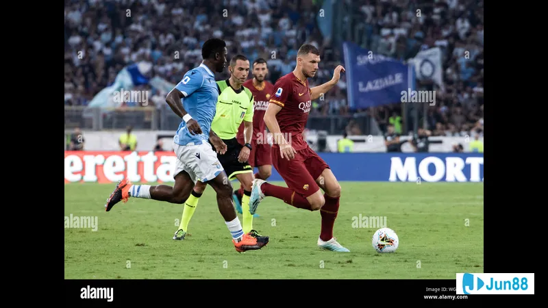 ภาพการกระทำในเกมระหว่างลาซิโอและเอเอส โรม่า ภาพการกระทำในเกมระหว่างลาซิโอและเอเอส โรม่า