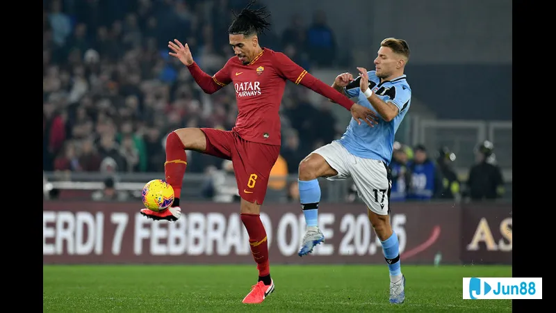 สองทีม Lazio และ AS Roma กำลังแข่งขันกันอย่างดุเดือดเพื่อแย่งบอลบนสนามหญ้า สองทีม Lazio และ AS Roma กำลังแข่งขันกันอย่างดุเดือดเพื่อแย่งบอลบนสนามหญ้า