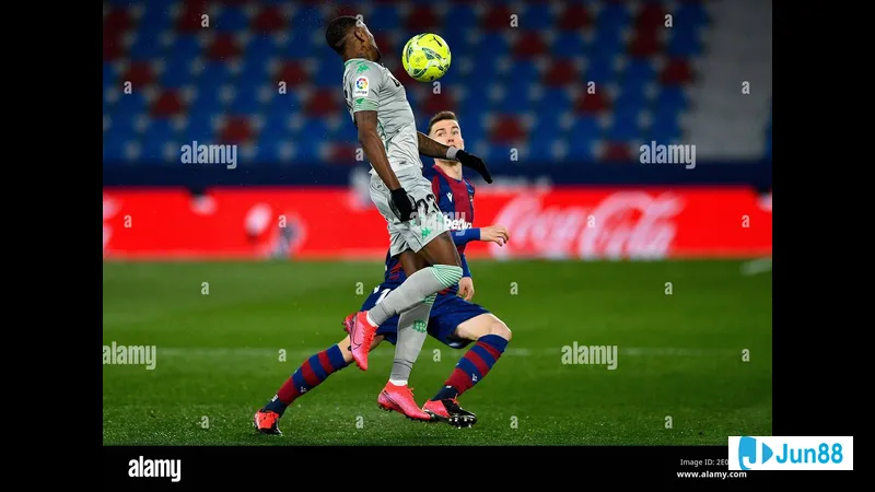 นักเตะของเลบานเต้และเรอัลเบติสแย่งบอลกันบนสนาม นักเตะของเลบานเต้และเรอัลเบติสแย่งบอลกันบนสนาม