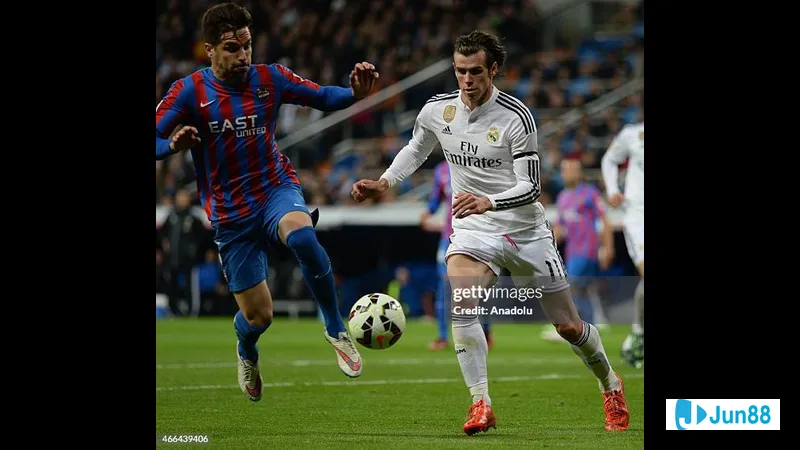 นักเตะเลบันเต้และเรอัลมาดริดแย่งชิงกันบนสนาม นักเตะเลบันเต้และเรอัลมาดริดแย่งชิงกันบนสนาม