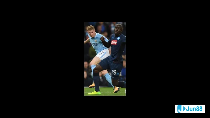 ภาพการกระทำในเกมระหว่างแมนซิตี้และนาโปลี ภาพการกระทำในเกมระหว่างแมนซิตี้และนาโปลี