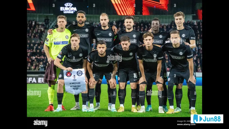 นักเตะ Midtjylland และ Sturm Graz แย่งบอลบนสนามหญ้า นักเตะ Midtjylland และ Sturm Graz แย่งบอลบนสนามหญ้า