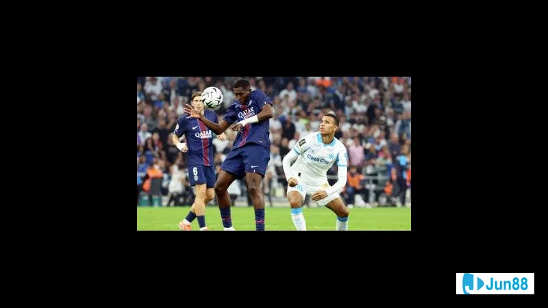 ภาพการแข่งขันระหว่าง Midtjylland กับ Sturm Graz แสดงให้เห็นถึงการแข่งขันที่เข้มข้น ภาพการแข่งขันระหว่าง Midtjylland กับ Sturm Graz แสดงให้เห็นถึงการแข่งขันที่เข้มข้น