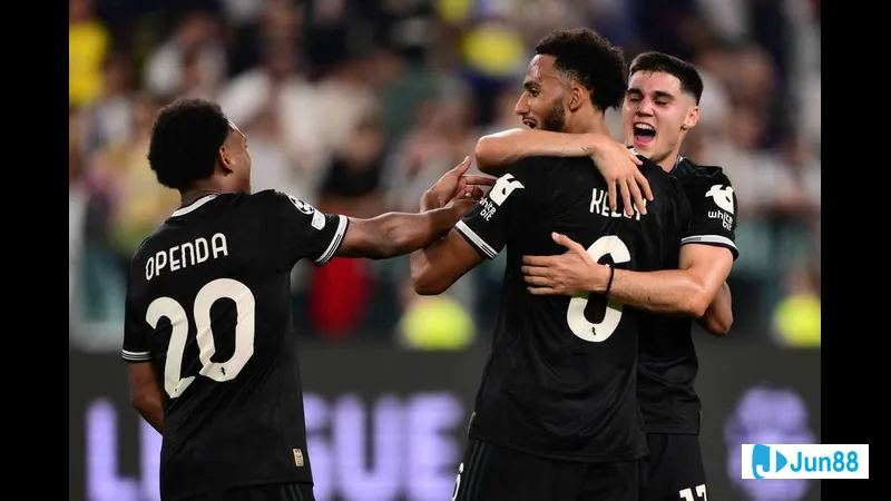 สองทีม Nacao และ Blumenau กำลังแข่งขันกันอย่างดุเดือดบนสนามหญ้า