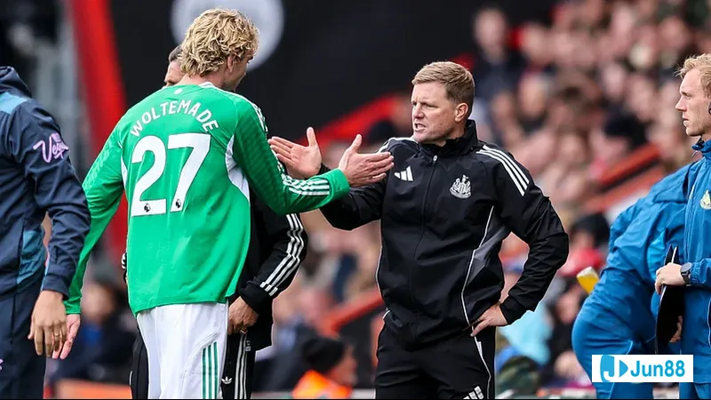 Hậu vệของ Newcastle กำลังขัดขวางผู้เล่นของ Bradford City ในการแข่งขันฟุตบอล Hậu vệของ Newcastle กำลังขัดขวางผู้เล่นของ Bradford City ในการแข่งขันฟุตบอล