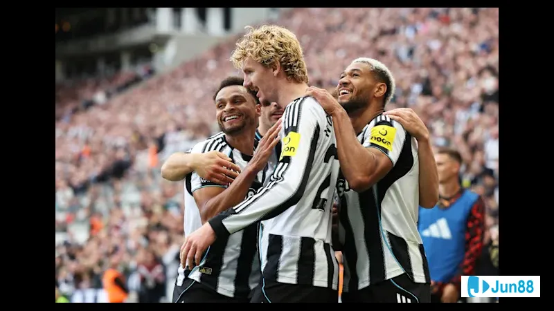 นักเตะนิวคาสเซิลด้วยความมุ่งมั่นในการเปลี่ยนทิศทางบอลต่อหน้าความกดดันของแบรดฟอร์ด ซิตี้ นักเตะนิวคาสเซิลด้วยความมุ่งมั่นในการเปลี่ยนทิศทางบอลต่อหน้าความกดดันของแบรดฟอร์ด ซิตี้