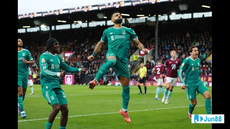 Cầu thủ Nordia Jerusalem và Shimshon Tel Aviv tranh chấp bóng trên sân cỏ Cầu thủ Nordia Jerusalem và Shimshon Tel Aviv tranh chấp bóng trên sân cỏ