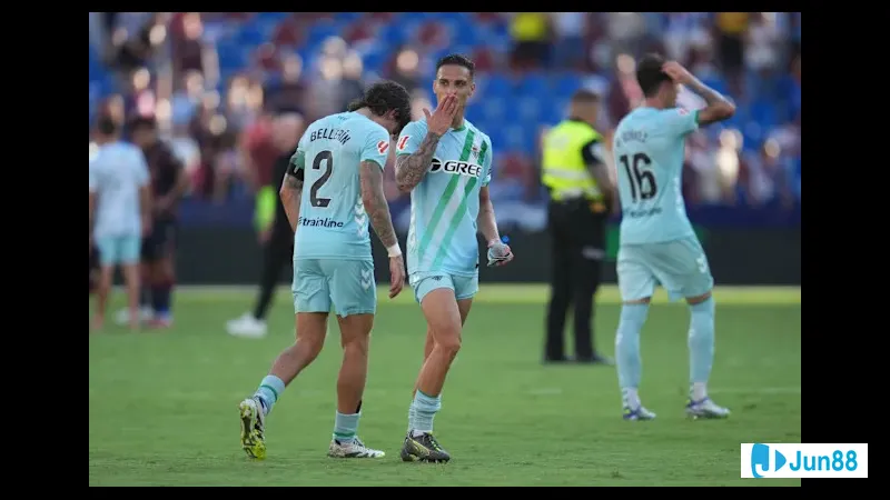 นักเตะ Real Betis ด้วยความมุ่งมั่นที่จะฝ่าฟันแนวรับของ Nottingham นักเตะ Real Betis ด้วยความมุ่งมั่นที่จะฝ่าฟันแนวรับของ Nottingham