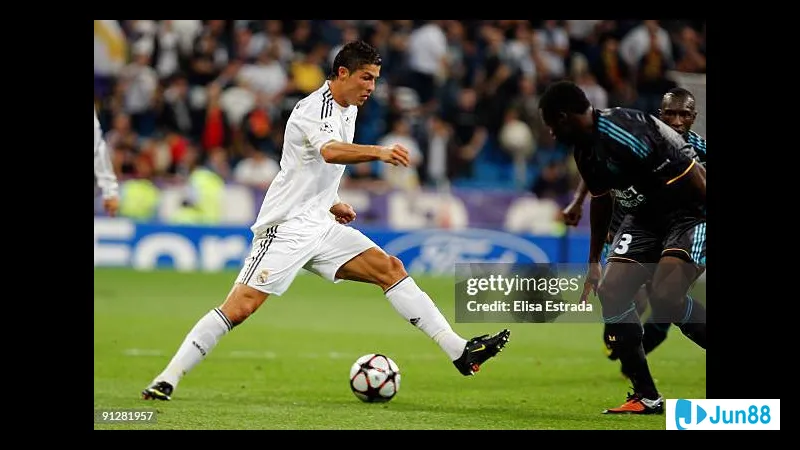 ผู้เล่นเรอัลมาดริดและมาร์กเซยกำลังลงสนามในระหว่างการแข่งขันที่มีความเข้มข้นสูง