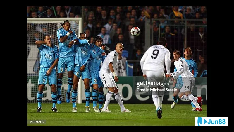 Hậu vệ Real Madrid dốc hết sức mình để ngăn chặn cầu thủ Marseille tiến vào vòng cấm