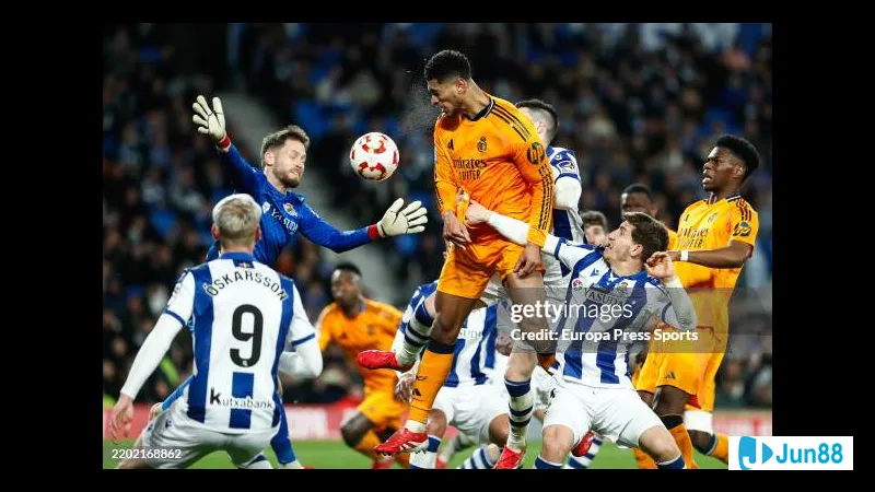 "ภาพถ่ายการเล่นระหว่าง "เรอัล โซเซียดาด" กับ "เรอัล มาดริด"" "ภาพถ่ายการเล่นระหว่าง "เรอัล โซเซียดาด" กับ "เรอัล มาดริด""