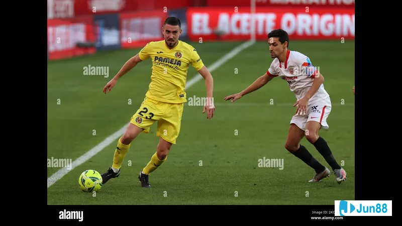 นักเตะเซบีย่ากำลังแย่งบอลกับนักเตะบียาร์เรอัลในเกมการแข่งขันที่ดุเดือด นักเตะเซบีย่ากำลังแย่งบอลกับนักเตะบียาร์เรอัลในเกมการแข่งขันที่ดุเดือด