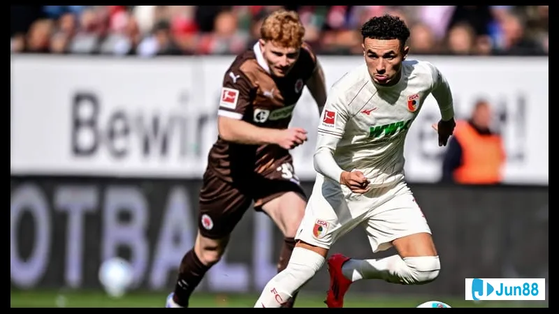 ภาพการกระทำในเกมระหว่าง St. Pauli และ Augsburg ภาพการกระทำในเกมระหว่าง St. Pauli และ Augsburg