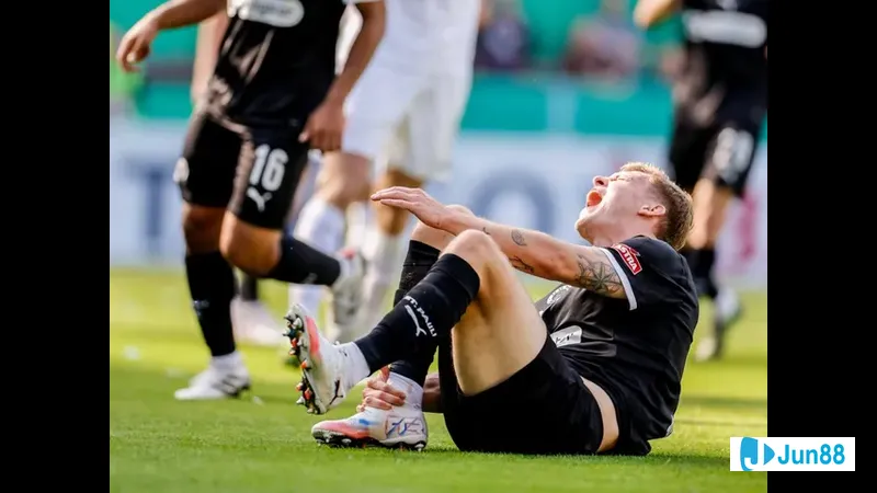 สองทีม St. Pauli และ Augsburg ต่อสู้กันอย่างดุเดือดบนสนามหญ้า สองทีม St. Pauli และ Augsburg ต่อสู้กันอย่างดุเดือดบนสนามหญ้า